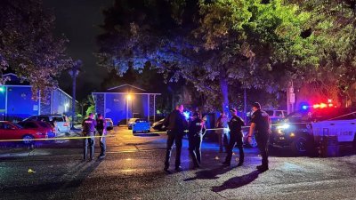 美国北加利福尼亚州一处正在举办派对的公寓，当地时间周六凌晨发生枪击案，致一死5伤，警方赶往案发公寓进行调查。（图取自网络）