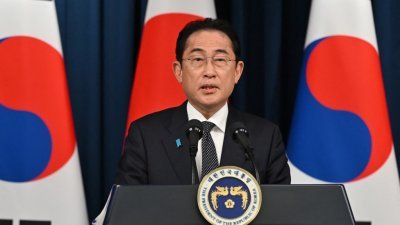 日本首相岸田文雄周日，在韩国首尔总统府的联合新闻发布会上发表讲话。（图取自法新社）