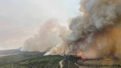 加拿大艾伯塔省本月5日发生严重野火，火势升起烟柱。（图取自艾伯塔野火/路透社）