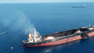 一艘非洲加蓬注册油糟船于5月1日在哥打丁宜海域失火。