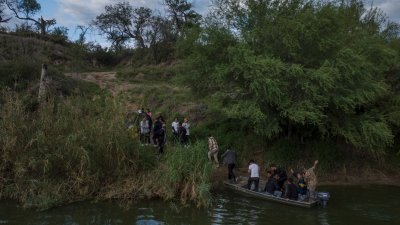 中国非法移民4月10日，从墨西哥穿过里奥格兰德河入境美国得克萨斯州一处城镇公墓。（图取自路透社）