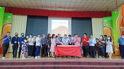 众董事和校长王明裕(前排左9)及教师们，一起切庆110周年蛋糕。
