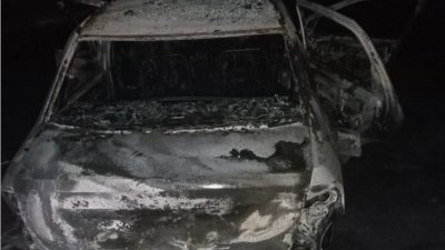 华裔男子所驾驶的轿车被烧成废铁。