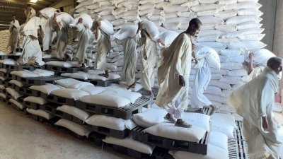 用于紧急分发的粮食商品，被运送至世粮署在苏丹港的仓库。（图取自联合国新闻网）