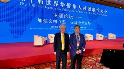 古润金（左）和蔡宝强出席世界华侨华人社团联谊大会期间举行主题为“加强文明互鉴，促进中外友好”的论坛。