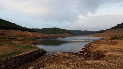 2022年7月13日，葡萄牙佩德罗高格兰德卡布里尔大坝水库的低水位，露出了一个以前被淹没的村庄。（图取自路透社档案照）