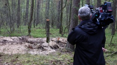 波兰当局4月27日在北方发现的不明“军事物体”残骸，一名媒体人员当时在现场拿著摄影机录影。（图取自路透社）