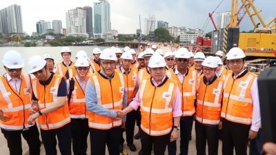 新国交长易华仁（前排左3起）与我国交通部长陆兆福就重启隆新高铁计划的最新进展进行讨论。
