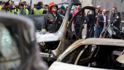 一辆停放在意大利米兰市中心的货车当地时间周四发生爆炸，消防部门赶往现场进行救援作业。（图取自路透社）