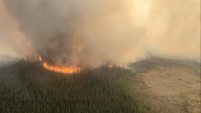 加拿大艾伯塔省福克斯莱克附近的野火持续燃烧，冒出滚滚浓烟。（图取自艾伯塔野火/路透社）