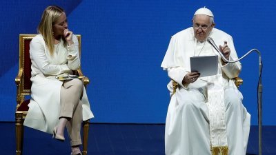 教宗方济各（右）周五在意大利首都罗马，出席一场关于人口危机日益严重的会议。他坐在意大利总理梅洛尼旁边，在台上发表讲话。（图取自路透社）