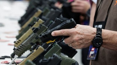 美国全国步枪协会（NRA）于4月15日，在美国印第安纳州印第安纳波利斯举行年度大会。未满21岁者可自行透过枪械展览会购买手枪。（图取自路透社）