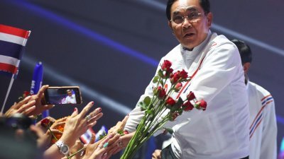 寻求蝉联的泰国首相巴育，周五在曼谷拉票活动中接受支持者的祝福。（图取自路透社）