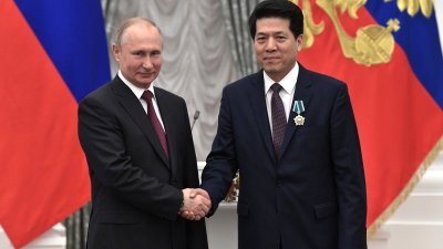 中国政府欧亚事务特别代表李辉（右），曾担任中国驻俄罗斯大使10年。图为他在2019年5月与俄罗斯总统普京会晤。（图取自网络）