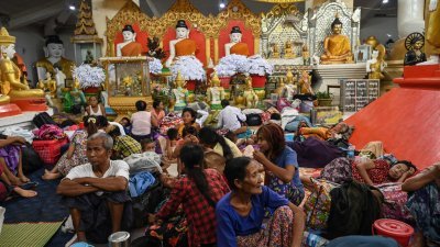 缅甸若开邦实兑市的一座修道院，周六已来了不少躲避风灾的民众。（图取自法新社）