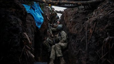 位于乌克兰顿涅茨克地区前线城市巴赫穆特附近，乌克兰军人于当地时间周四战斗结束后，在自己的阵地里休整。（图取自自由欧洲电台/路透社）