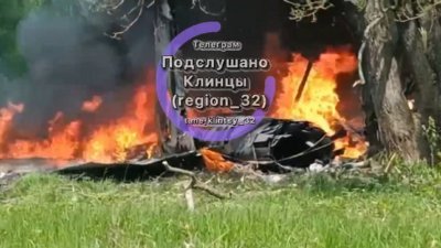 Telegram频道“军事线人”发布的照片显示，掉落在农业地的直升机残骸正在燃烧。（图取自Telegram Военный Осведомитель频道）