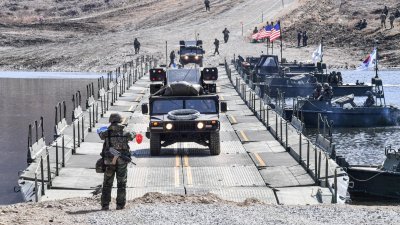 韩国和美国3月13日在韩国延川举行联合渡河演习。（图取自韩国国防部/路透社）