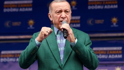 土耳其总统埃尔多安当地时间周四，在首都安卡拉举行的选举集会上，向支持者发表讲话。（图取自路透社）