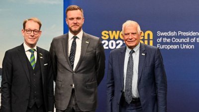 瑞典外长比尔斯特伦（左起）、立陶宛外长兰茨贝吉斯、欧盟外交与安全政策高级代表博雷利，当地时间周五在瑞典首都斯德哥尔摩，出席欧盟外长非正式会议。（图取自TT通讯社/路透社）