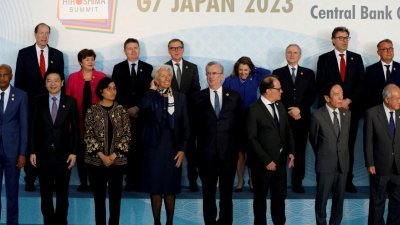 七国工业集团（G7）财长和中央银行行长，周五在日本新潟举行会议后合影。（图取自路透社）