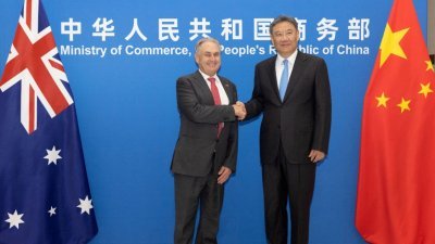 澳洲贸易部长法瑞尔（左）周五在中国北京，会晤中国商务部部长王文涛。（图取自澳洲外交贸易部/路透社）