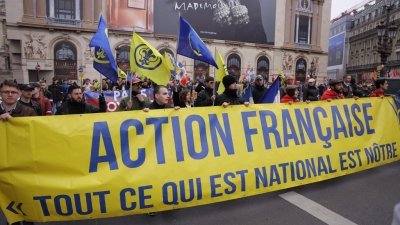 法国极右翼组织“法兰西运动”成员，周日在法国巴黎参加集会。（图取自法新社）