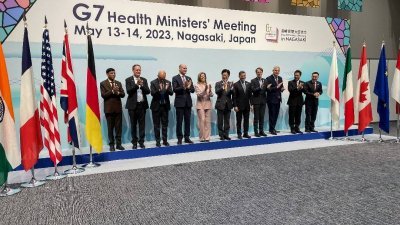 七国工业集团（G7）卫生部长周日在日本长崎市，结束为期2天的会议后合影。（图取自日本卫生部长加藤胜信推特）