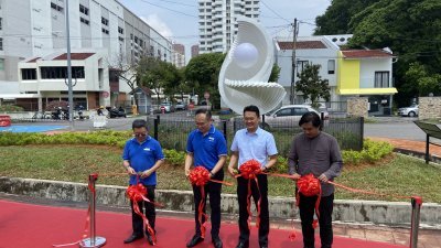 IJMPerennial发展私人有限公司营运执行员拿督林道荣（左2起）与杨顺兴等人于周日中午为 “城市雕塑赛”冠军得主作品“光明之珠”主持推介礼。