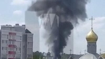 俄罗斯社交媒体Telegram流传的影片显示，俄战机在边境城镇克林齐坠入居民区并冒起黑烟。（图取自Ostorozhno Novosti/路透社）