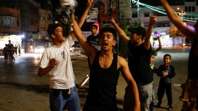 当停火消息传出后，有巴勒斯坦人上街庆祝。（图取自路透社）