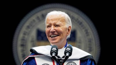 美国总统拜登当地时间周六在美国华盛顿，向霍华德大学2023届毕业班发表毕业典礼演讲。（图取自路透社）