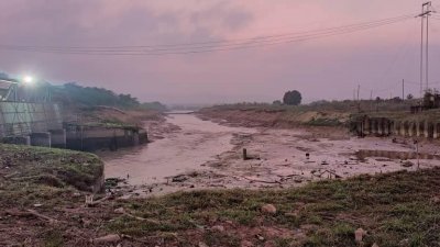 槟州供水机构指今日早上5时，在威省拉哈甸取水口发现慕达河水位突然下降至1公尺以下。