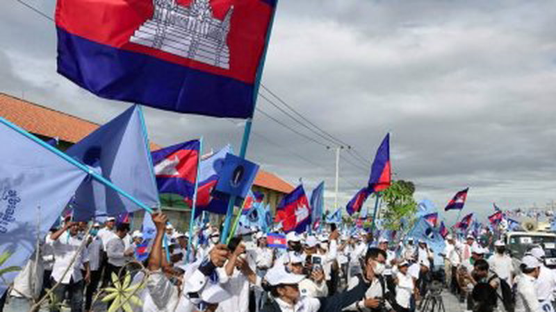柬埔寨烛光党支持者去年5月21日，在首都金边参加竞选集会时挥动党旗。（路透社档案照）