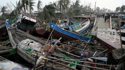 气旋“摩卡”袭击缅甸实兑，酿成灾情。图为破损的渔船堆叠在的一座桥旁。（图取自法新社）