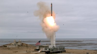 美国2019年在加利福尼亚州圣尼古拉斯岛，对常规配置的地面发射巡航导弹进行试射。（图取自美国国防部/路透社）