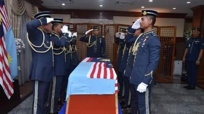 亨迪拉遗体由空军运往雪州梳邦空军基地，举行军方的最后敬礼。
