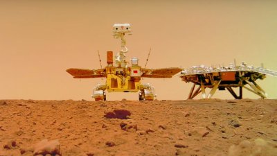 “祝融”号火星车与著陆器在火星表面的合照，由其释放的一台分离式相机拍摄。（图取自维基百科）