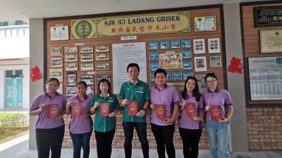 吴绣芩（左3起）、洪敦集及郑汶财呼吁学生家长及各界支持新廊华小70周年校庆筹款晚宴。