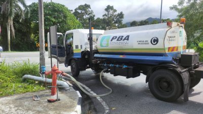 槟州供水机构派出水槽车，为受影响的居民提供水供援助。