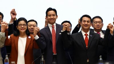 泰国前进党党魁披塔与其他7个联盟政党领袖们周四在记者会上牵手以示团结。（图取自路透社）