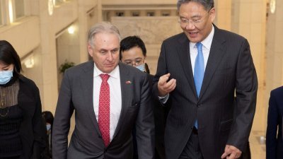 澳洲贸易部长法瑞尔（左）上周五访华时，在中国商务部与中国商务部部长王文涛的会谈。这是2019年以来中澳最高级别贸易官员面对面会谈。（图取自路透社）