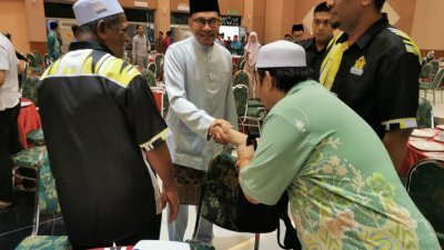 安华在霹雳伊斯兰行政学院礼堂，与打扪国会选区清真寺及祈祷室委员会理事聚餐。
