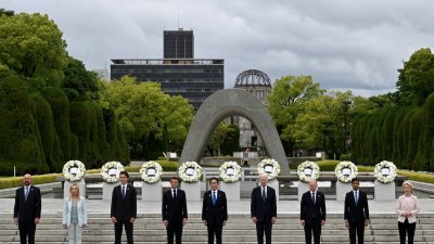 七国工业集团（G7）领导人周五，在日本广岛和平纪念馆参加献花圈仪式。（图取自路透社）