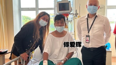 傅爱辉证实心脏两条血管阻塞，需要及时手术避免危及生命，左为妻子许彩秀，右为蔡瑞豪。