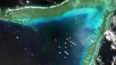 图为2021年3月的卫星影像，显示中国船只停泊在南沙群岛的牛轭礁。（法新社档案照）