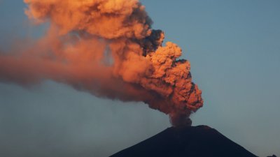 墨西哥首都墨西哥城近郊的波波卡特佩特火山近期活动加剧，出现小规模爆发，图为该火山周四喷发。（图取自法新社）