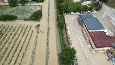 意大利北部艾米利亚-罗马涅区当地时间周四遭暴雨袭击后，洪水淹没房屋和农场。（图取自路透社）