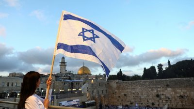 以色列民族主义者当地时间周四，齐聚在耶路撒冷旧城庆祝“耶路撒冷日”（又称“国旗日”），纪念以色列在1967年中东战争中占领耶路撒冷。（图取自路透社）