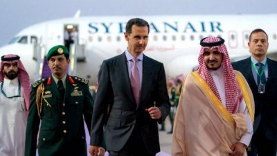叙利亚总统阿萨德（中）当地时间周四晚上抵达沙地阿拉伯，出席周五的阿拉伯联盟峰会。（图取自SANA/路透社）